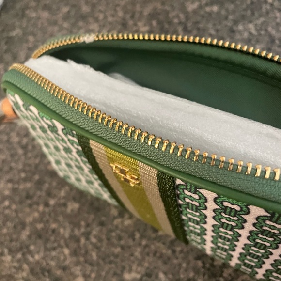 Tory Burch Green and White Chain Pattern Wristlet - Picture 3 of 9